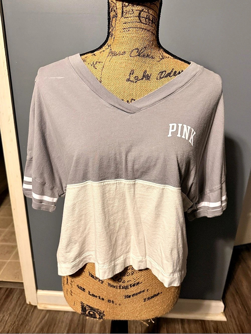 Victoria's Secret Color Block V-Neck Top Gray & White Size XS